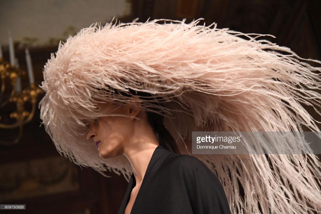 Angela Phương Trinh tiết lộ bất ngờ về chiếc mũ lông vướng nghi vấn đạo nhái